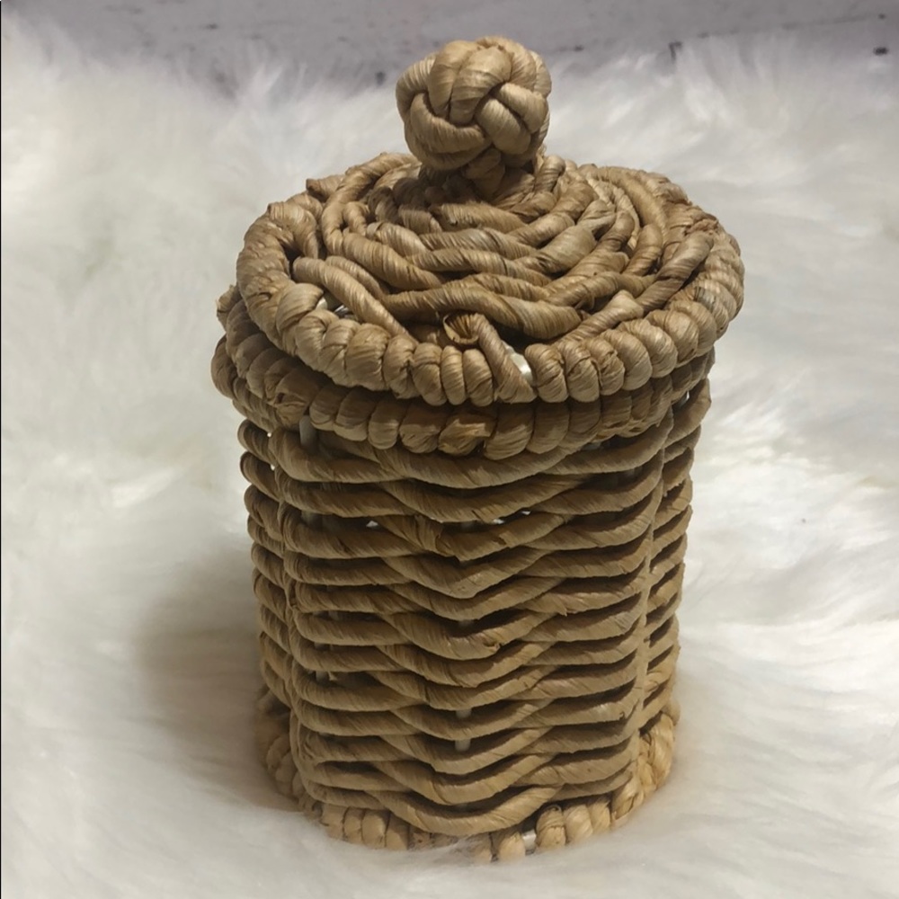 Wicker canister with lid